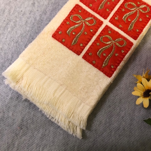 NWT - Set of Three Embroidered Christmas Hand Towels - Picture 4 of 16